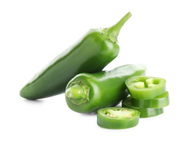 Tam ve dilimlenmiş yeşil biberler beyaza izole edilmiş.