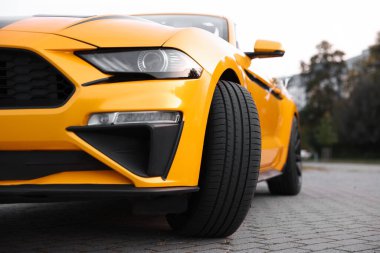 Modern Cabriolet açık otoparka park edilmiş, yakın plan.