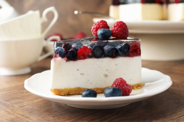 Tahta masada meyveli lezzetli bir cheesecake, yakın plan.