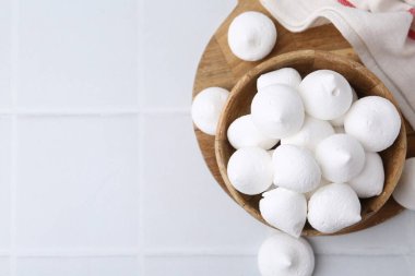 Beyaz fayanslı masada kasede leziz kremalı kurabiyeler, üst manzara. Metin için boşluk