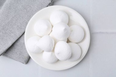 Beyaz fayanslı masada leziz kurabiyeler, üst manzara.