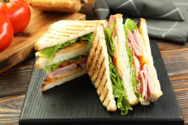 Jambonlu, pastırmalı, peynirli ve sebzeli lezzetli sandviçler.