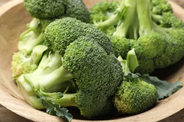 Taze taze brokoli çiçekleri kasede, yakın plan.