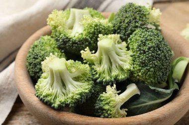 Tabakta taze brokoli çiçekleri, yakın plan.