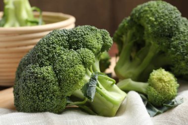 Masada taze çiğ brokoli, yakın çekim görüntüsü.