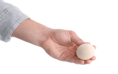 Beyaz arka planda çiğ tavuk yumurtası olan adam, yakın plan.