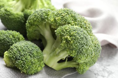 Masada taze çiğ brokoli, yakın çekim görüntüsü.