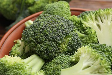 Tabakta taze çiğ brokoli, yakın plan.