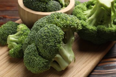 Masada taze çiğ brokoli, yakın çekim görüntüsü.