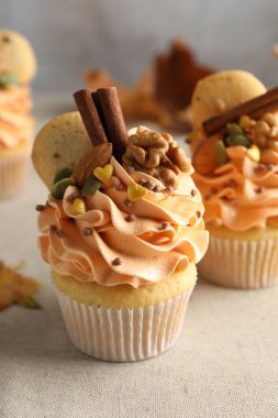 Renkli kremalı, baharatlı, kurabiyeli ve fındıklı enfes kekler.