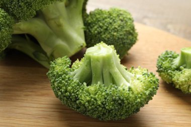 Tahta masada taze çiğ brokoli, yakın plan.