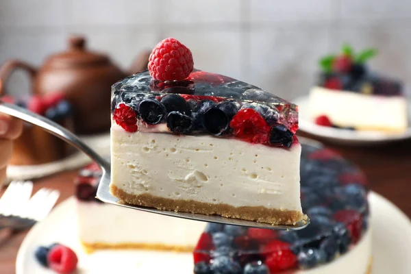 Pasta servisi, lezzetli bir parça çilekli kek, yakın plan.