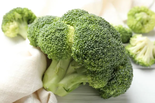 Işık masasında taze çiğ brokoli, yakın plan.