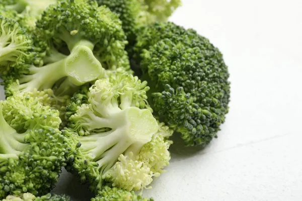 Işık masasında taze çiğ brokoli, yakın plan.