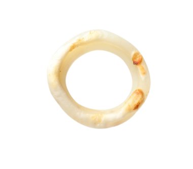 Bir kızarmış mürekkep balığı halkası beyazda izole edilmiş.