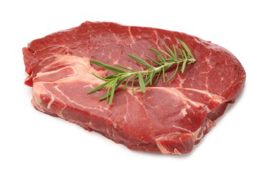 Bir parça çiğ et ve beyaz üzerine izole edilmiş biberiye.