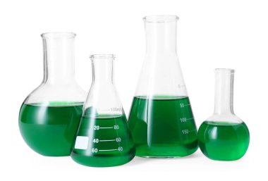 Beyaz üzerine yeşil sıvı izole edilmiş farklı laboratuvar camları.