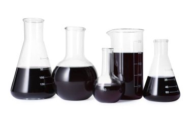 Beyaz üzerine siyah sıvı izole edilmiş farklı laboratuvar camları.