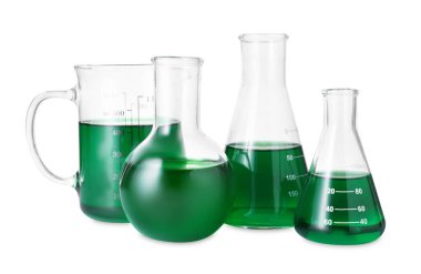 Beyaz üzerine yeşil sıvı izole edilmiş farklı laboratuvar camları.