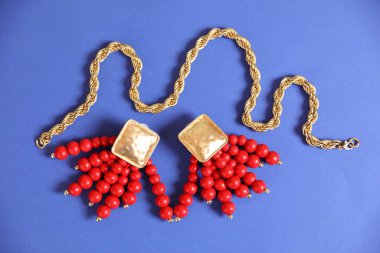 Mavi arka planda güzel altın mücevherler, düz uzanmış