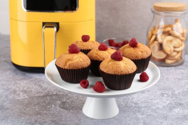 Gri desenli masada ahududulu, kurabiyeli ve tavuklu enfes kekler, yakın plan.