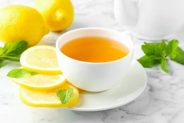 Beyaz mermer masada limonlu ve naneli Aromatik çay, yakın plan.