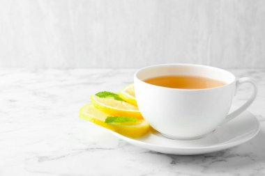 Beyaz mermer masada limonlu ve naneli Aromatik çay, yakın plan. Metin için boşluk