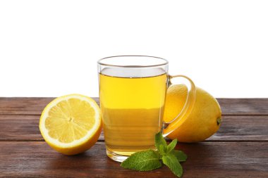 Aromatik çay, limonlu ve nane şekerli beyaz arka planda.