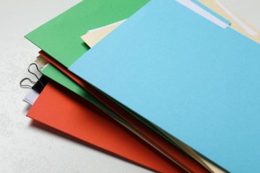 Açık gri arkaplan üzerine dizinlerde birçok belge, yakın plan