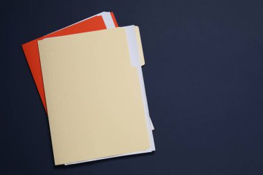 Koyu mavi arkaplan ve üst görünümde birçok belge var. Metin için boşluk