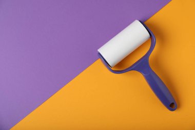 Renkli arka planda bir tiftik silindiri, üst görüntü. Metin için boşluk