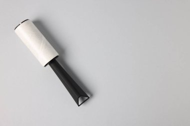 Açık gri arka planda bir tiftik silindiri, üst manzara. Metin için boşluk