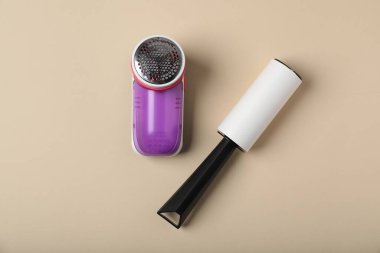 Bej arka planda iplik silindiri ve kumaş traşı, düz yatış