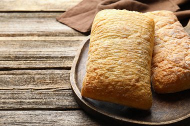 Tahta masada taze çıtır ciabatalar, yakın plan. Metin için boşluk