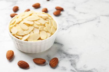 Taze badem gevrekleri ve beyaz mermer masada fındıklar, yakın plan. Metin için boşluk