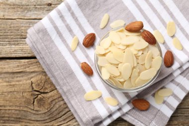 Taze badem gevrekleri ve ahşap masada fındıklar, üst manzara. Metin için boşluk