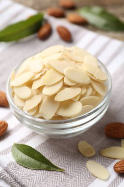 Taze badem gevrekleri ve tüm fındıklar masada, yakın plan.