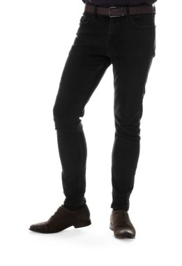 Beyaz arka planda şık kotlu adam, yakın plan.