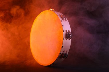 Tef koyu arkaplanda renkli ışık ve dumanlı