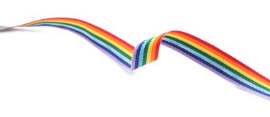 Güzel bir gökkuşağı kurdelesi beyaza izole edilmiş.