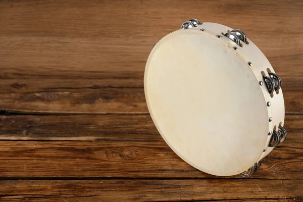 Ahşap arka planda tef. Metin için boşluk