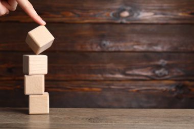 Tahta masada hareket eden bir kadın, yakın plan. Metin için boşluk