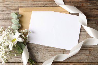 Boş kart, zarf ve dekor ahşap masa, düz yatıyordu