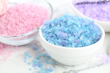 Beyaz mermer masada farklı deniz tuzu, yakın plan.