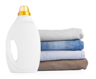 Bir şişe yumuşatıcı ve beyaz üzerine izole edilmiş giysiler.