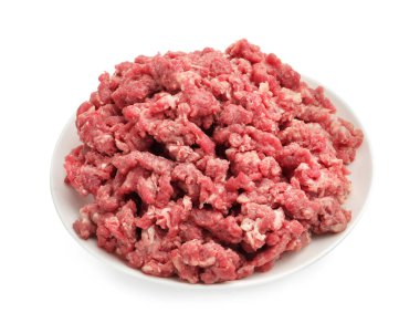 Beyaz kasede çiğ et izole edilmiş.