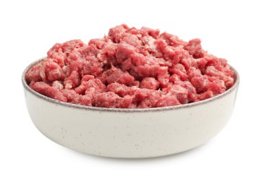 Beyaz kasede çiğ et izole edilmiş.