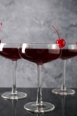 Aynanın yüzeyinde garnitürlü lezzetli kokteyller, yakın plan.