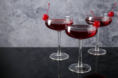 Aynanın yüzeyinde garnitürlü lezzetli kokteyller, yakın plan.