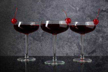 Aynanın yüzeyinde garnitürlü lezzetli kokteyller.